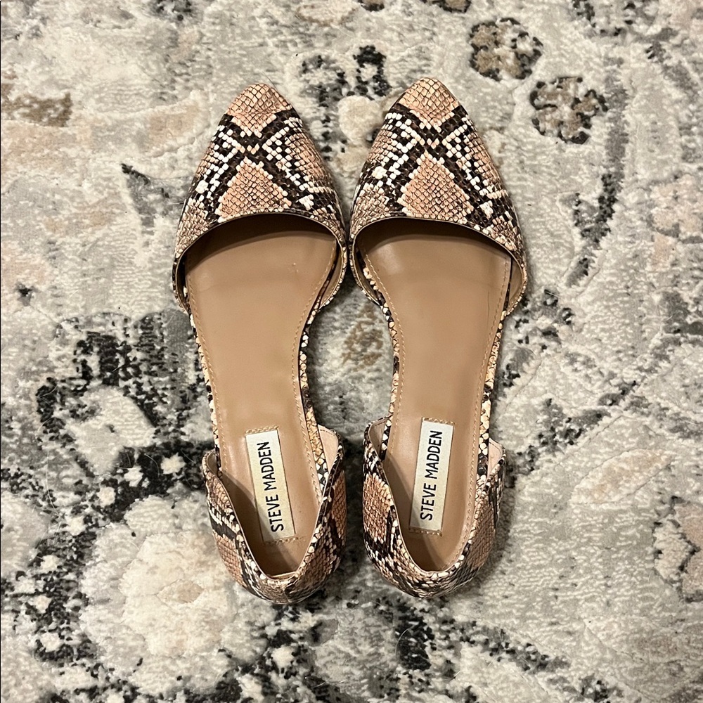 Steve Madden Tan and Black Snakeskin Flats